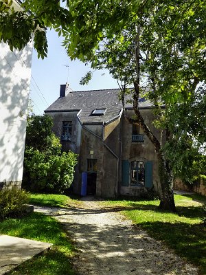 5. Jedna z budov skol diwan